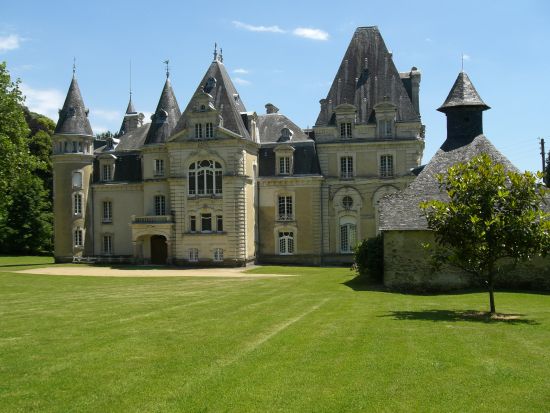 Location de salle vide ouverte sur une terrasse qui donne elle mme sur un parc paysager. Les rceptions ont lieu dans les salons du rez-de-chausse 