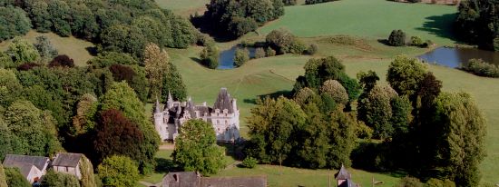 CHTEAU DU REPAIRE  Vigeois situ entre Uzerche et Brive prs de l'autoroute A20 en Corrze dans le Limousin 19140 Vigeois. Location pour crmonie mariages, soire, week-ends. location de salles Le Chteau du Repaire remani fin 19 me sicle est largement ouvert sur une terrasse qui donne elle mme sur un parc paysager. Les rceptions ont lieu dans le salon du rez-de-chausse.