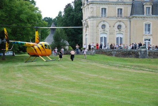 Atterissage Hlicoptre dans le parc du chteau cot terrasse extrieure du Chteau du Repaire  Vigeois en Corrze