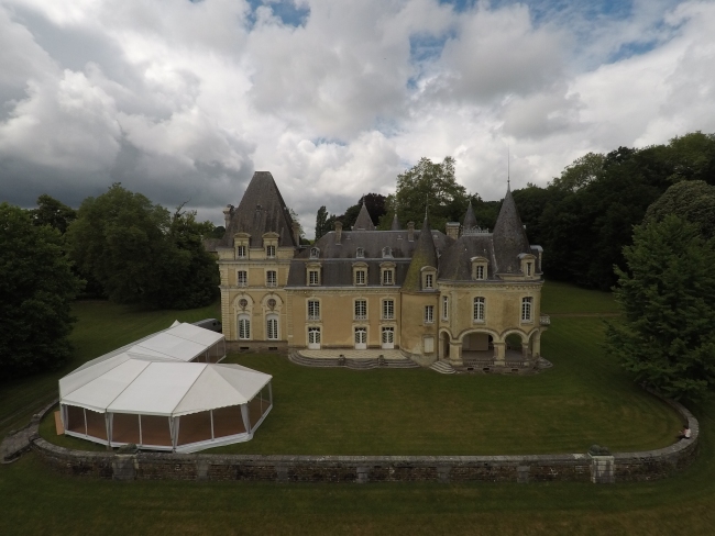 Location salles vide chteau en Corrze dans le Limousin entre Tulle Brive Pompadour CHTEAU DU REPAIRE  Vigeois prs de l'A20 entre Uzerche et Brive, Le Chteau du Repaire, 19410 Vigeois, situ entre Pompadour, Uzerche, Brive, (sortie autoroute A20 n45 et  proximit de Tulle en Corrze dans le Limousin. Le chteau, remani fin 19 sicle est largement ouvert sur un parc paysagerpar 2 terrasses, dont l'une couverte. A l'intrieur, 4 salons au rez-de-chausse permettent plusieurs types de rceptions : mariages, soires, week-ends, sminaires... avec pice rserve au traiteur. La location du Repaire est ouverte de Mai  octobre Salle correze Le Repaire 19410 Vigeois 